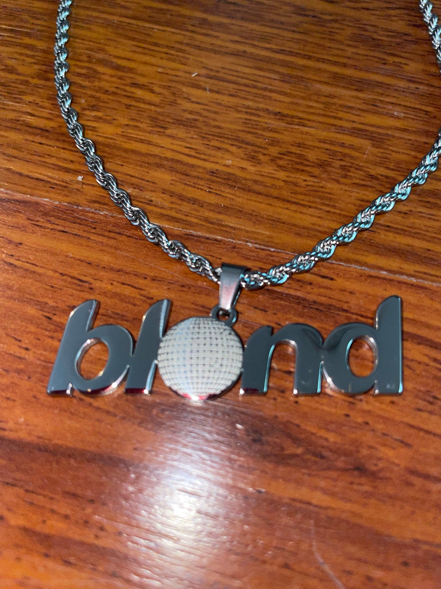 BLOND GLOBE STAINLESS CHAIN PENDANT